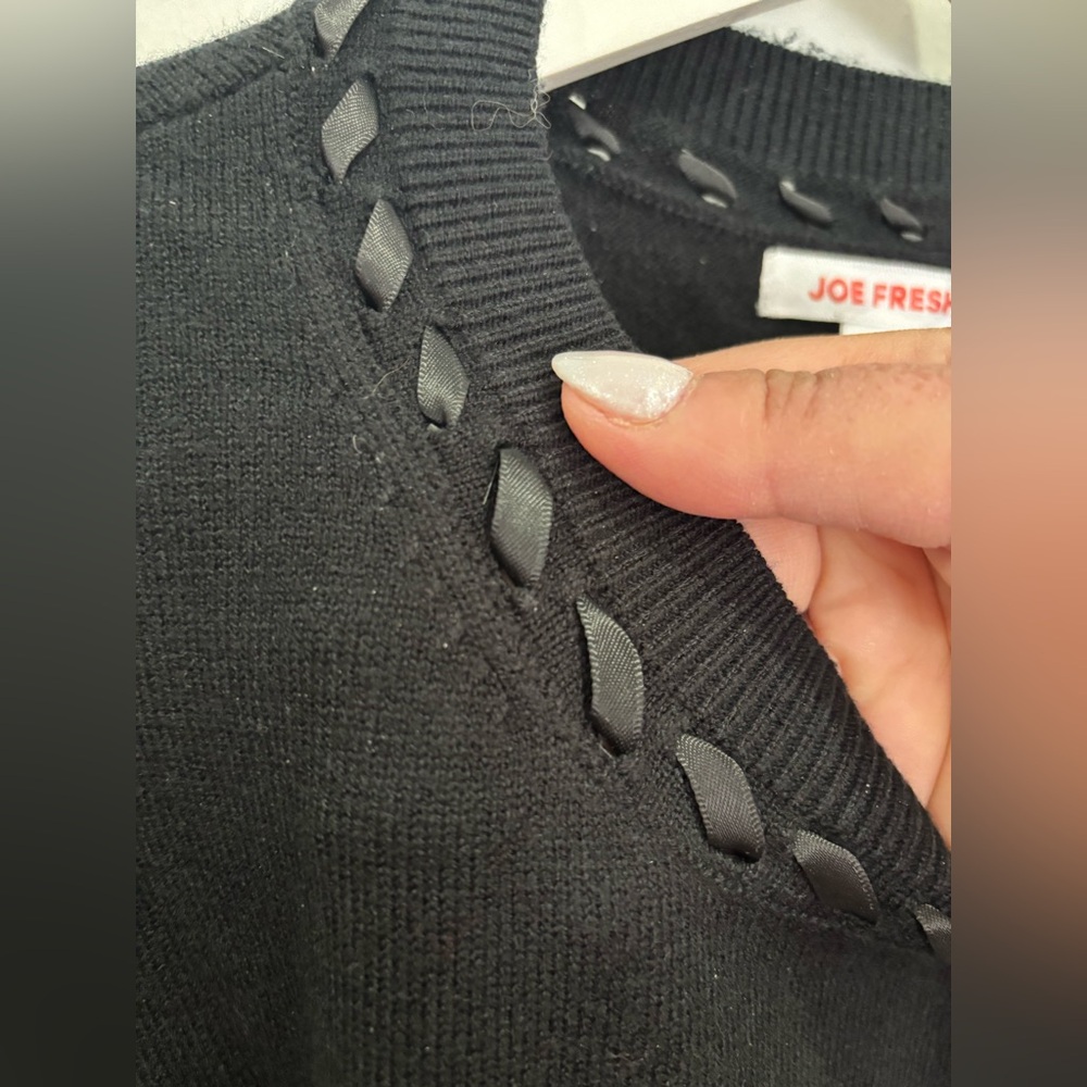 Joe Fresh Sweater 🖤 - Picture 3 of 6